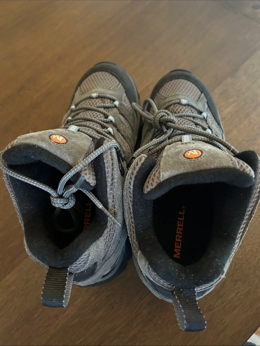 Merrell Moab 2 Mid hiking boots 8.5 in mint condition like new. Waterproof